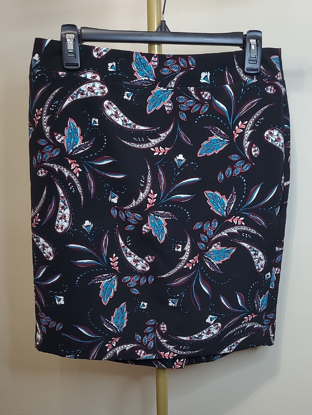 Ann Taylor Factory Black Pencil Skirt with Colorful Paisley Print size 8 PETITE